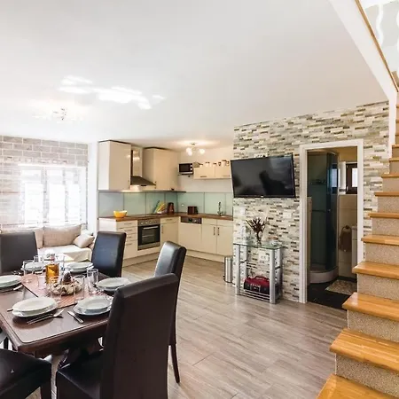 Three-bedroom In Tatil Evi Pomer